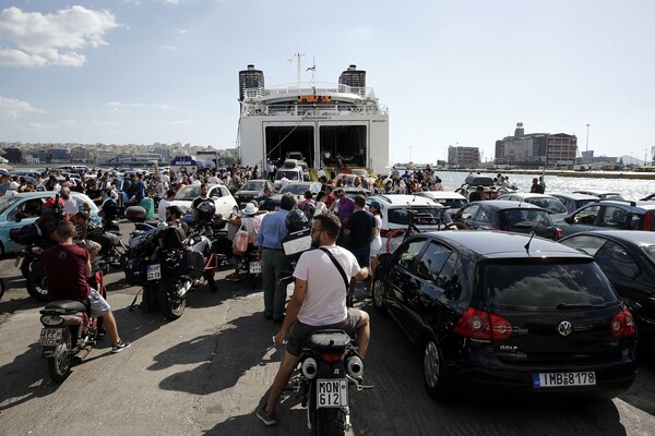 Φεύγουν όλοι - Δείτε το πανδαιμόνιο στον Πειραιά (ΕΙΚΟΝΕΣ)