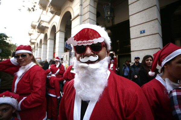 15 φωτογραφίες από το φετινό Santa Run της Αθήνας