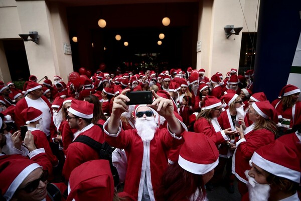 15 φωτογραφίες από το φετινό Santa Run της Αθήνας