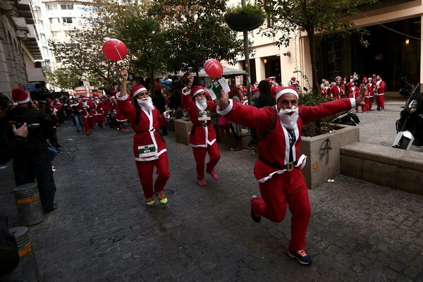 15 φωτογραφίες από το φετινό Santa Run της Αθήνας