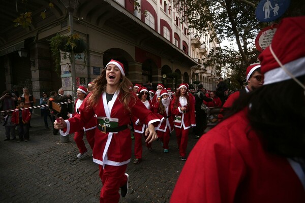 15 φωτογραφίες από το φετινό Santa Run της Αθήνας