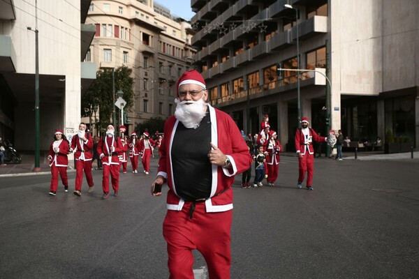 15 φωτογραφίες από το φετινό Santa Run της Αθήνας