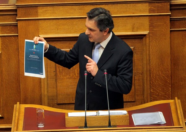 Κασαπίδης: Oι βουλευτές του ΣΥΡΙΖΑ διαπράττουν εσχάτη προδοσία - Επεισόδιο στην Ολομέλεια της Βουλής