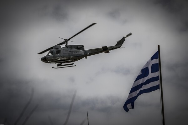 Μαχητικά και ελικόπτερα πάνω από την Αθήνα