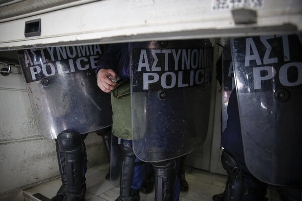 Ένταση στο ΥΠΟΙΚ· Συνδικαλιστές της ΑΔΕΔΥ και της ΠΟΕΔΗΝ προσπάθησαν να μπουν στο κτίριο