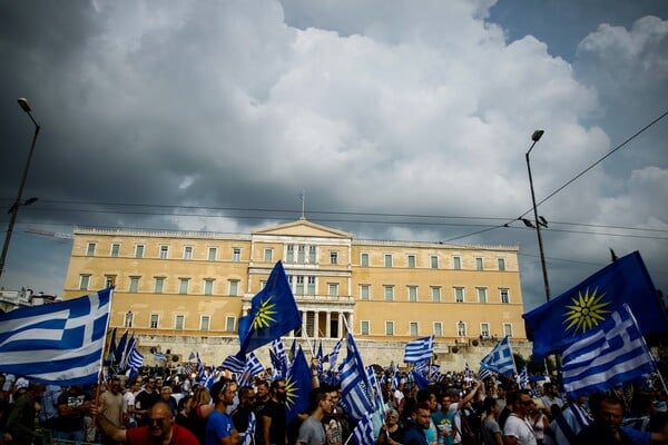 Ένταση στο συλλαλητήριο στο Σύνταγμα - Διαδηλωτές προσπάθησαν να μπουν στη Βουλή και τους απώθησαν τα ΜΑΤ