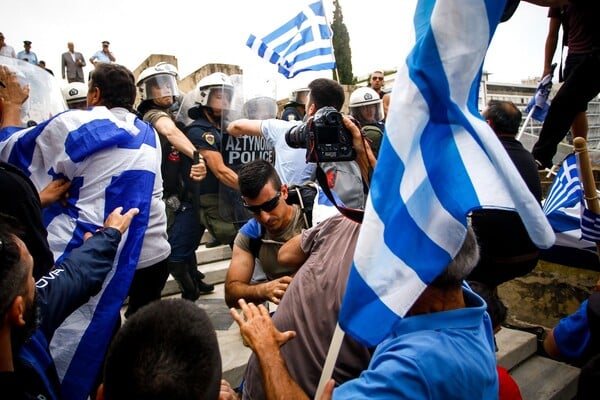 Ένταση στο συλλαλητήριο στο Σύνταγμα - Διαδηλωτές προσπάθησαν να μπουν στη Βουλή και τους απώθησαν τα ΜΑΤ