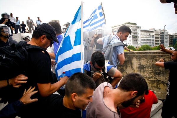 Ένταση στο συλλαλητήριο στο Σύνταγμα - Διαδηλωτές προσπάθησαν να μπουν στη Βουλή και τους απώθησαν τα ΜΑΤ