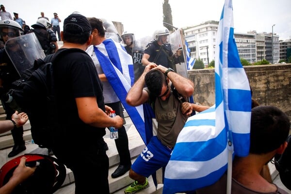 Ένταση στο συλλαλητήριο στο Σύνταγμα - Διαδηλωτές προσπάθησαν να μπουν στη Βουλή και τους απώθησαν τα ΜΑΤ