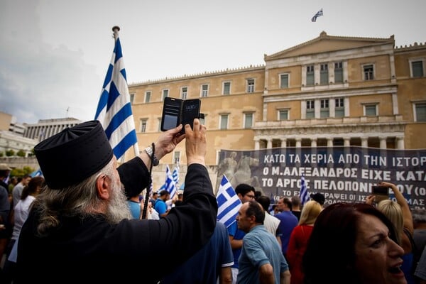 Ένταση στο συλλαλητήριο στο Σύνταγμα - Διαδηλωτές προσπάθησαν να μπουν στη Βουλή και τους απώθησαν τα ΜΑΤ