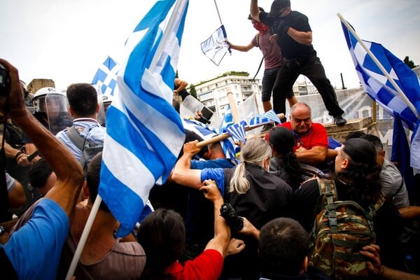 Ένταση στο συλλαλητήριο στο Σύνταγμα - Διαδηλωτές προσπάθησαν να μπουν στη Βουλή και τους απώθησαν τα ΜΑΤ