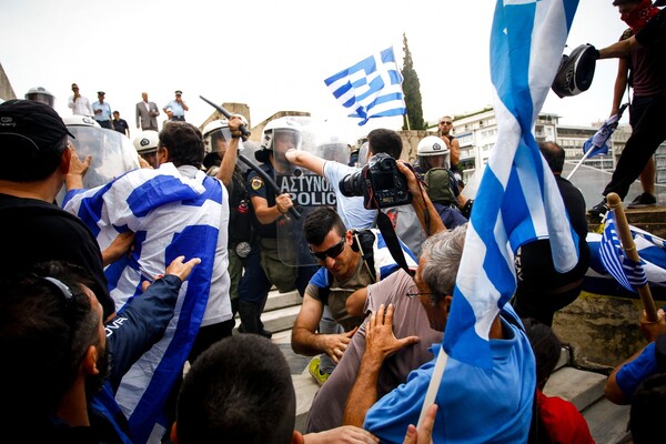 Ένταση στο συλλαλητήριο στο Σύνταγμα - Διαδηλωτές προσπάθησαν να μπουν στη Βουλή και τους απώθησαν τα ΜΑΤ