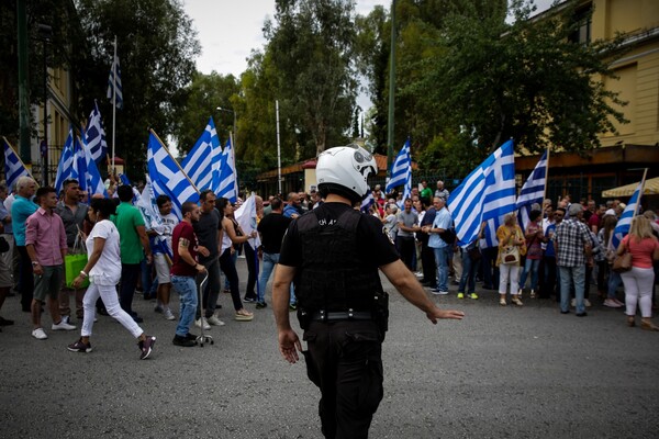 Οπαδοί του Σώρρα διαδηλώνουν στην Ευελπίδων - Περιμένουν τον συλληφθέντα αρχηγό τους