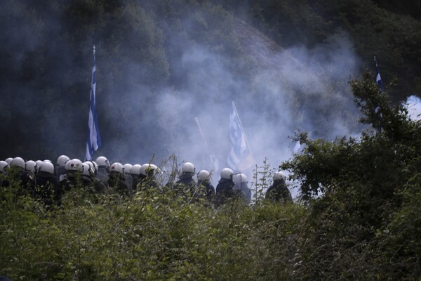 Πρέσπες: Πένθιμα χτυπούσαν οι καμπάνες όταν μιλούσε ο Τσίπρας - Eπεισόδια και χημικά με διαδηλωτές