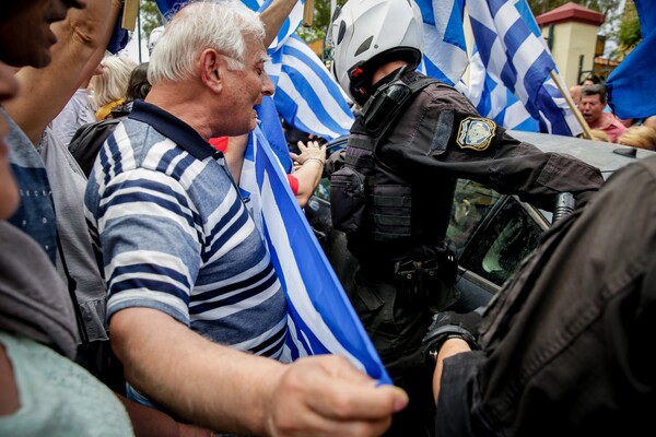 Ο αγνώριστος Σώρρας καταφθάνει στα δικαστήρια και οι οπαδοί του ορμούν στο αυτοκίνητο