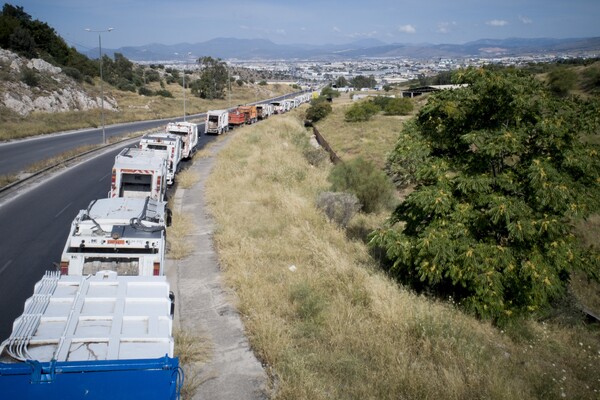 Οι τεράστιες ουρές απορριμματοφόρων στον ΧΥΤΑ Φυλής