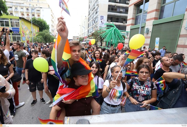 Thessaloniki Pride: Με σύνθημα «Άκρως Οικογενειακόν» και χιλιάδες συμμετέχοντες η Παρέλαση Υπερηφάνειας στη Θεσσαλονίκη