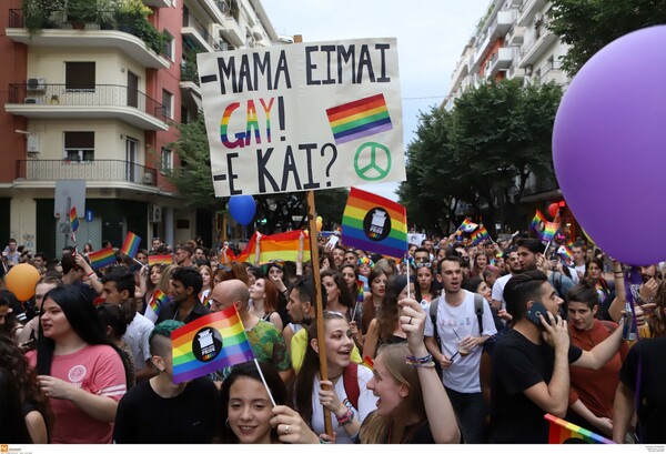 Thessaloniki Pride: Με σύνθημα «Άκρως Οικογενειακόν» και χιλιάδες συμμετέχοντες η Παρέλαση Υπερηφάνειας στη Θεσσαλονίκη