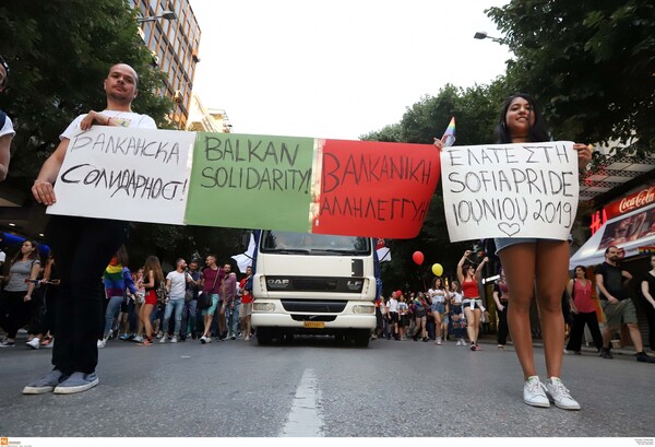 Thessaloniki Pride: Με σύνθημα «Άκρως Οικογενειακόν» και χιλιάδες συμμετέχοντες η Παρέλαση Υπερηφάνειας στη Θεσσαλονίκη