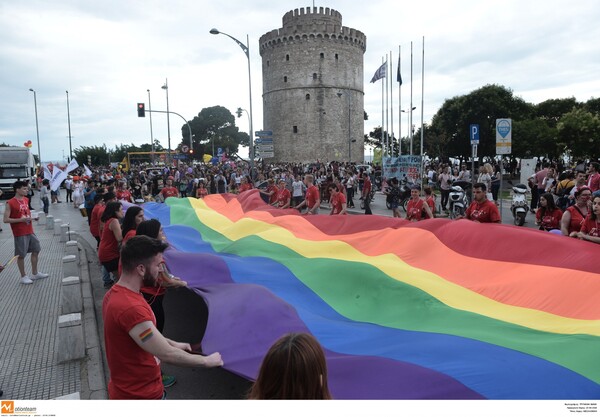 Thessaloniki Pride: Με σύνθημα «Άκρως Οικογενειακόν» και χιλιάδες συμμετέχοντες η Παρέλαση Υπερηφάνειας στη Θεσσαλονίκη