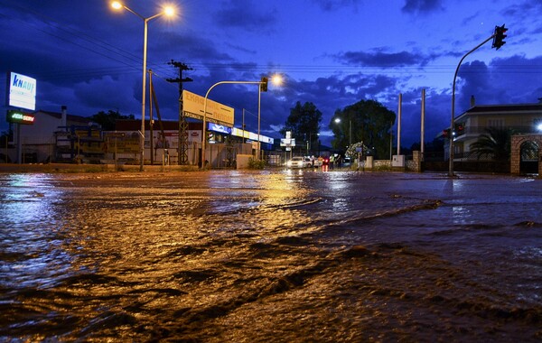 Δύσκολη νύχτα στη Μάνδρα - Πλημμύρισαν οι δρόμοι