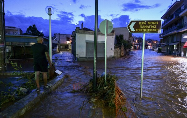 Δύσκολη νύχτα στη Μάνδρα - Πλημμύρισαν οι δρόμοι
