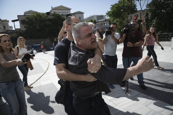 «Αλήτη, φέρε μου πίσω το παιδί» - Ο πατέρας της Δώρας Ζέμπερη επιτέθηκε στον δολοφόνο της