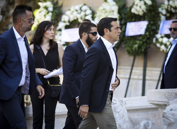 Ο Αλέξης Τσίπρας, πολιτικοί, αθλητές και επιχειρηματίες στην κηδεία του Σωκράτη Κόκκαλη τζούνιορ στην Μητρόπολη (update)