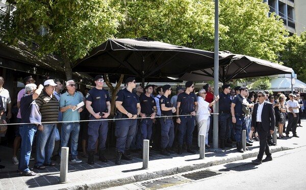 Ο Αλέξης Τσίπρας, πολιτικοί, αθλητές και επιχειρηματίες στην κηδεία του Σωκράτη Κόκκαλη τζούνιορ στην Μητρόπολη (update)