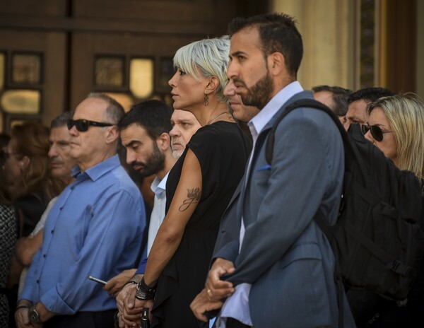Ο Αλέξης Τσίπρας, πολιτικοί, αθλητές και επιχειρηματίες στην κηδεία του Σωκράτη Κόκκαλη τζούνιορ στην Μητρόπολη (update)