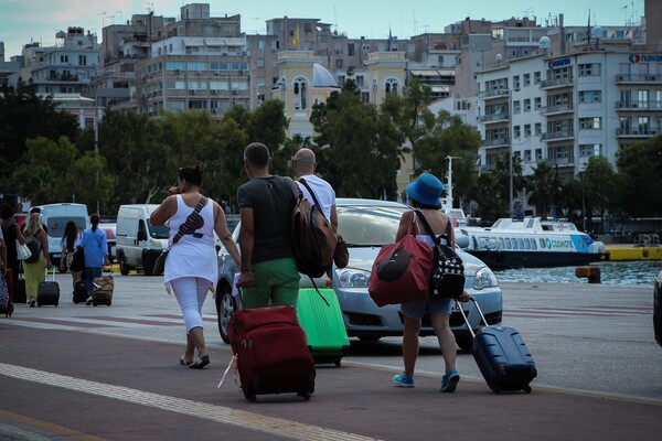 Η πρώτη μεγάλη έξοδος των διακοπών - Πληρότητα σε πλοία και αεροπλάνα και μεγάλη κίνηση για τα νησιά