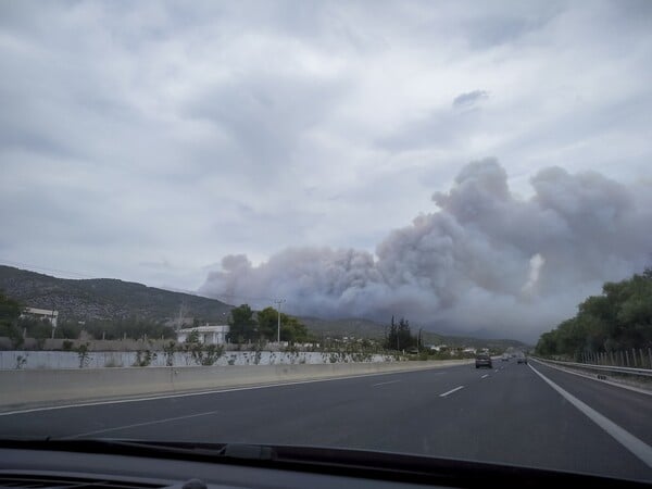 Πυρκαγιά στην Κινέτα Αττικής - Οι καπνοί καλύπτουν την Αθήνα (ΦΩΤΟΓΡΑΦΙΕΣ)