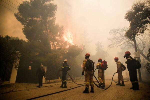 Η μάχη των πυροσβεστών με τις φλόγες στην Κινέτα - Συγκλονιστικές εικόνες