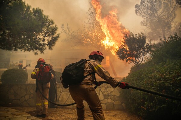 Η μάχη των πυροσβεστών με τις φλόγες στην Κινέτα - Συγκλονιστικές εικόνες