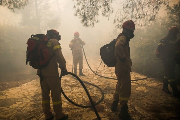 Η μάχη των πυροσβεστών με τις φλόγες στην Κινέτα - Συγκλονιστικές εικόνες