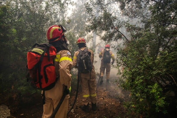 Η μάχη των πυροσβεστών με τις φλόγες στην Κινέτα - Συγκλονιστικές εικόνες