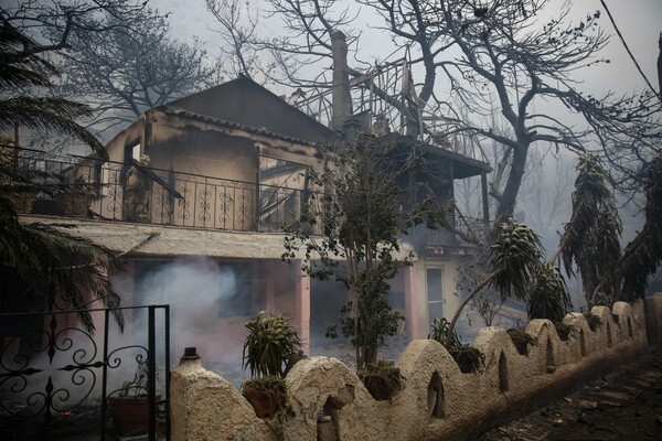 Η καμένη Κινέτα: Δείτε τις πρώτες φωτογραφίες από την καταστροφή - Δύσκολη νύχτα μπροστά