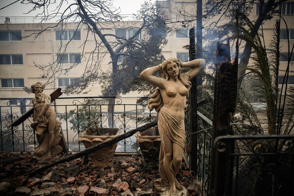 Η καμένη Κινέτα: Δείτε τις πρώτες φωτογραφίες από την καταστροφή - Δύσκολη νύχτα μπροστά