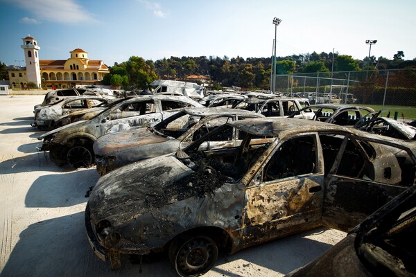 Μεγάλη επιχείρηση να απομακρύνουν τα εκατοντάδες καμένα αυτοκίνητα από το Μάτι