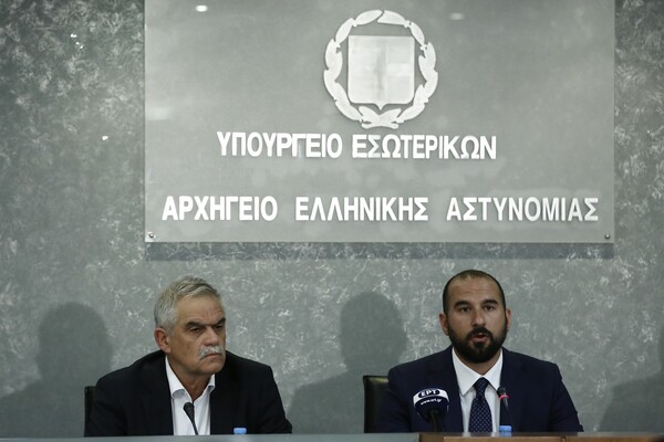 Tα κόμματα κατά της κυβέρνησης: «Ντροπή να αισθάνονται όλοι υπερήφανοι μετά από τόσους θανάτους»