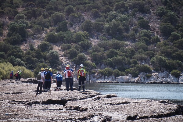 Συνεχίζονται οι έρευνες σε στεριά και θάλασσα για τους αγνοούμενους της φονικής πυρκαγιάς