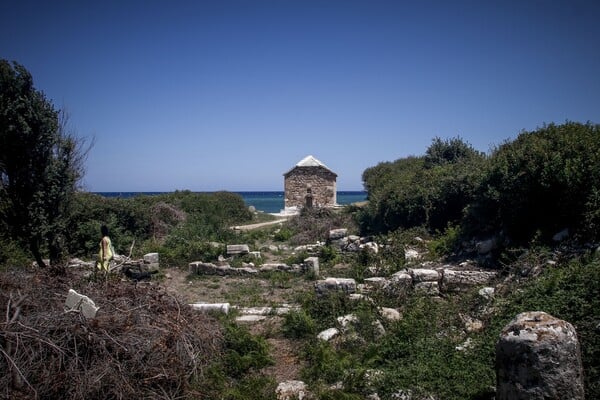 Ένα εντυπωσιακό αρχαίο ψηφιδωτό και κίονες δεσπόζουν σε μια παραλία στο Πήλιο (ΦΩΤΟΓΡΑΦΙΕΣ)