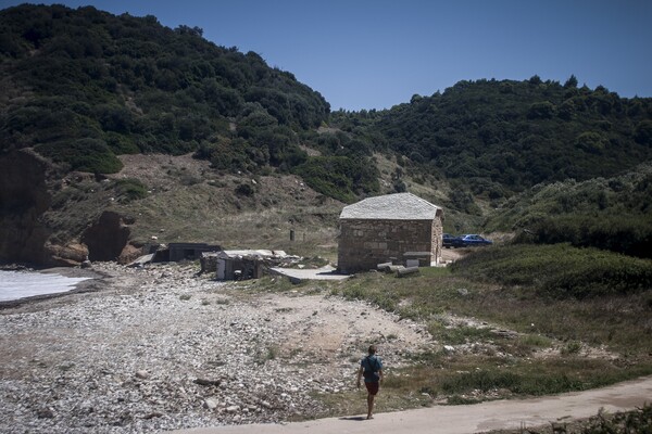 Ένα εντυπωσιακό αρχαίο ψηφιδωτό και κίονες δεσπόζουν σε μια παραλία στο Πήλιο (ΦΩΤΟΓΡΑΦΙΕΣ)