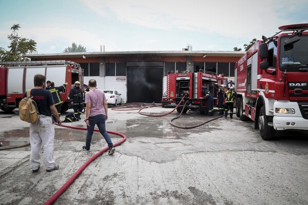 Πυρκαγιά σε συνεργείο αυτοκινήτων στον Ταύρο