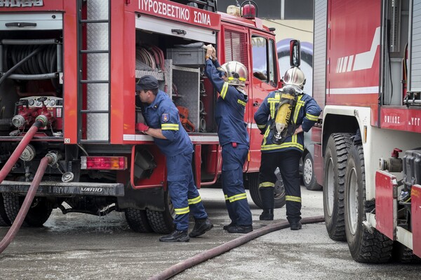 Πυρκαγιά σε συνεργείο αυτοκινήτων στον Ταύρο