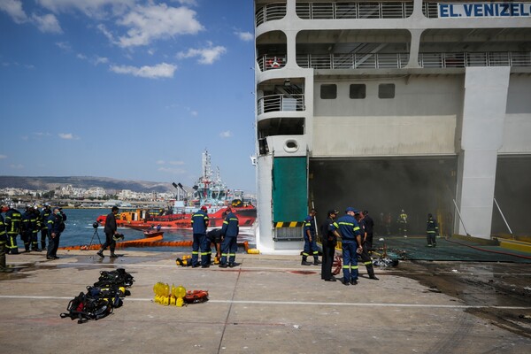 Συνεχίζεται η κατάσβεση στο πλοίο «Ελευθέριος Βενιζέλος» - Υπάρχουν ακόμη μικρές εστίες φωτιάς