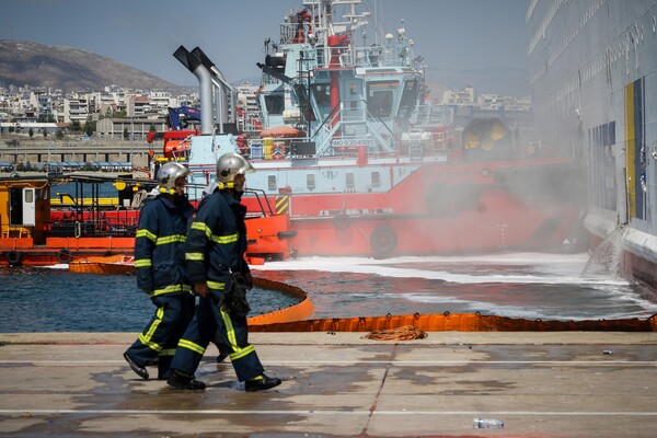 Συνεχίζεται η κατάσβεση στο πλοίο «Ελευθέριος Βενιζέλος» - Υπάρχουν ακόμη μικρές εστίες φωτιάς