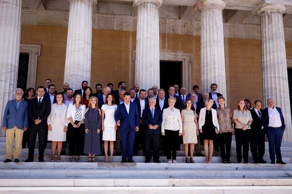 Οικογενειακή φωτογράφιση στη Βουλή - Νέοι και παλιοί ποζάρουν μαζί με τον Τσίπρα