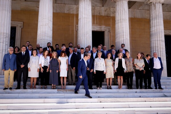 Οικογενειακή φωτογράφιση στη Βουλή - Νέοι και παλιοί ποζάρουν μαζί με τον Τσίπρα