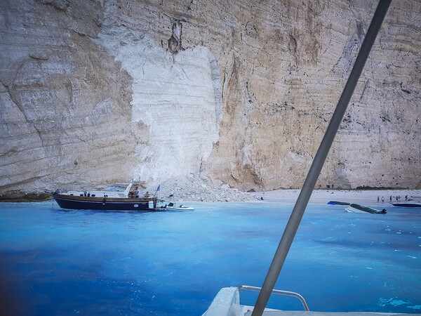 Κατάρρευση βράχων στη Ζάκυνθο: Απαγορεύτηκε η προσέγγιση την παραλία